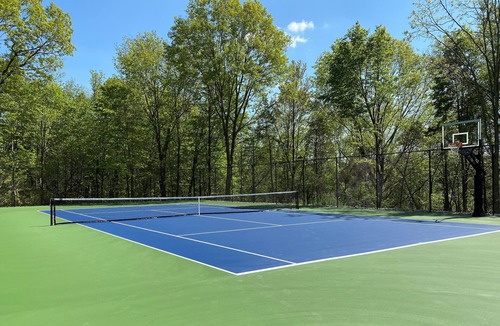 Greendell House | Modern Farmhouse w/Private Pool, Tennis Court, Gym, Fast WIFI, 1hr from NYC