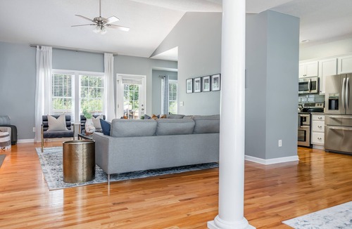 Pinehurst House | Modern home! Golf Simulator - Poker - Pet Friendly