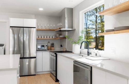 Tigerville House | Modern Luxury Cabin on 2.5 Acres with Fenced Yard