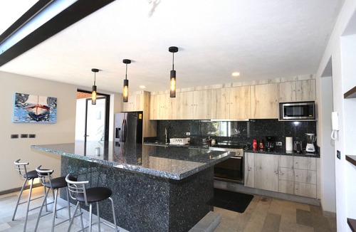 Avandaro House | Modern New Luxury Private Villa for Family Fun - Pool, Jacuzzi, King Beds, Patio