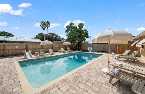 Tropic House | Modern Poolside Oasis- Melbourne