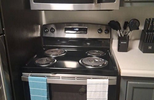 Columbia Apartment | Modern Space Great For Extended Stays! Pool & Gym