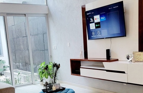 Uruapan House | Moderna y Espaciosa Casa a 5 Minutos del Aeropuerto.