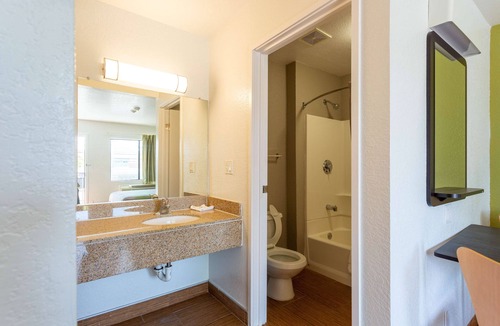 Camp Springs Hotel | Motel 6 Camp Springs, DC - South Camp Springs