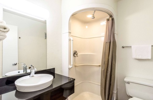 Redding Hotel | Motel 6 Redding, CA - Central