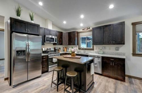 Warnick House | Mount Baker Cabin Retreat | Fireplace, Hot Tub & Views