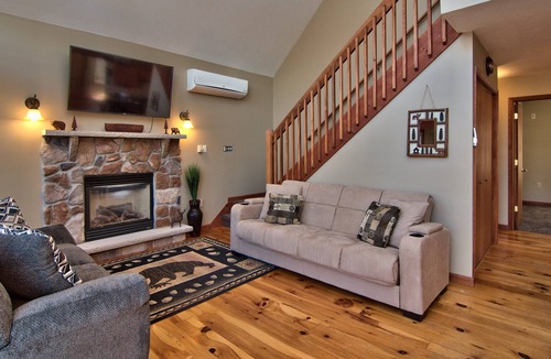 Albrightsville Ski Chalet | Mountain Chalet with Fireplace, A/C, Pool Table, Master Suite