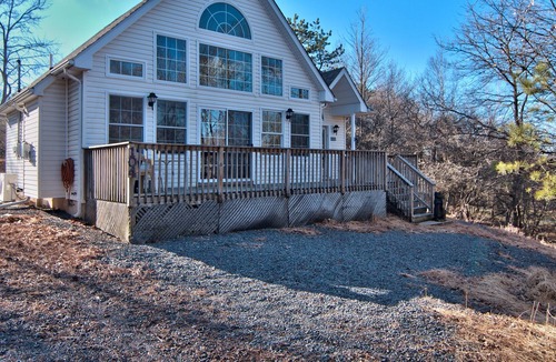 Albrightsville Ski Chalet | Mountain Chalet with Fireplace, A/C, Pool Table, Master Suite