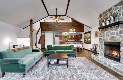 Berkeley Springs Ski Chalet | Mountain lodge w/hot tub & game room