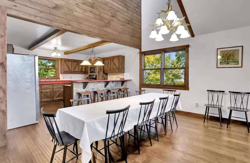 Berkeley Springs Ski Chalet | Mountain lodge w/hot tub & game room