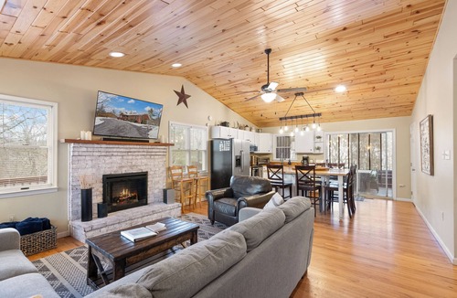 Basye Cabin | Mountain Resort Cabin with Hot Tub "Lazy Basye"