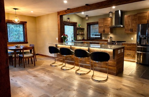 Warnick House | Mt Baker Luxury Cabin 2 King Beds Hot Tub Game Loft Firepit