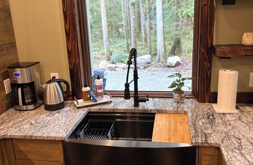 Warnick House | Mt Baker Luxury Cabin 2 King Beds Hot Tub Game Loft Firepit