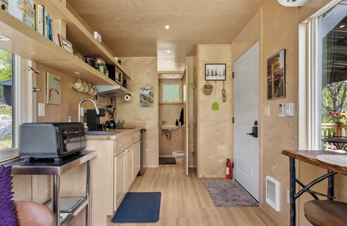 Burnsville Apartment | Mtn View Tiny Home ~ Hot Tub ~ Fire Pit ~ 10 Mins to Town