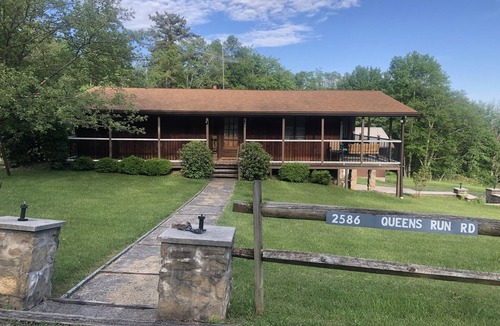 Lock Haven Cabin | Nature’s Best - 1 Hr to PSU Great view. Surrounded by woodlands Sleeps 8