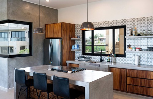La Ventana House | New 3-bedroom Home - Pool & jacuzzi - 10 minute walk to South beach