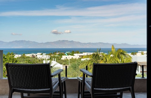 La Ventana House | New 4 bedroom home - pool and jacuzzi - 10 minute walk to South Beach