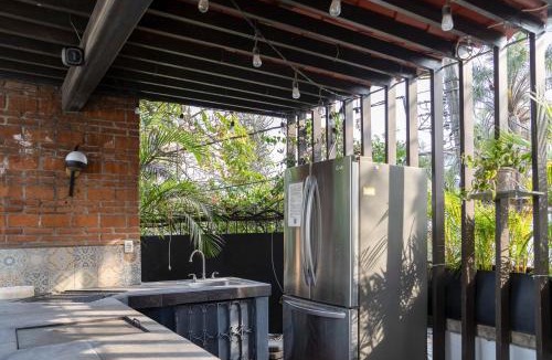 Cuernavaca House | New Family Home with Pool Jacuzzi & Fronton