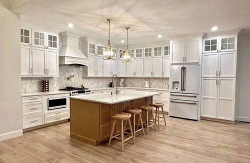 Montgomery House | New Farmhouse-Hot Tub, King Beds, Game Room, Pro Golf Sim & Amazing Valley View!