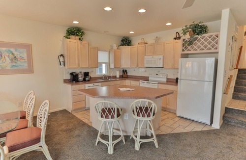North End House | New kitchen-Beach/Bdwk 2 min walk-2.5 baths-Many Amenities! BIG porch w awnings