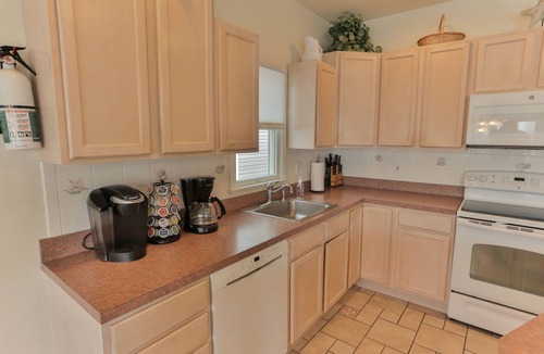 North End House | New kitchen-Beach/Bdwk 2 min walk-2.5 baths-Many Amenities! BIG porch w awnings