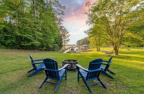 Henrico House | New! Lake, Dock, Pool Table, Firepit, Deck, Yard, Firepit