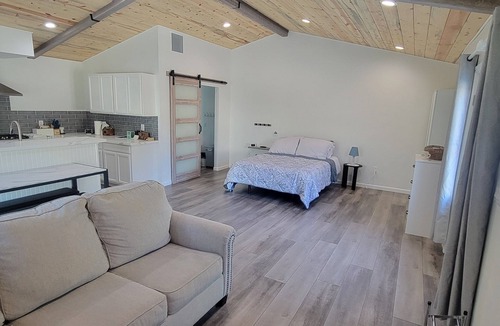 Roseville Apartment | New Private and Quiet studio with AC and WiFi in wonderful Roseville