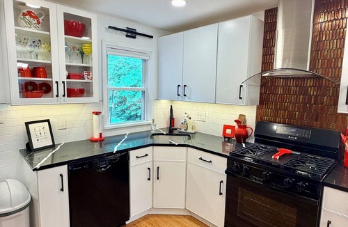 Lochearn House | NEWLY remodeled kitchen, bathrooms, and basement!