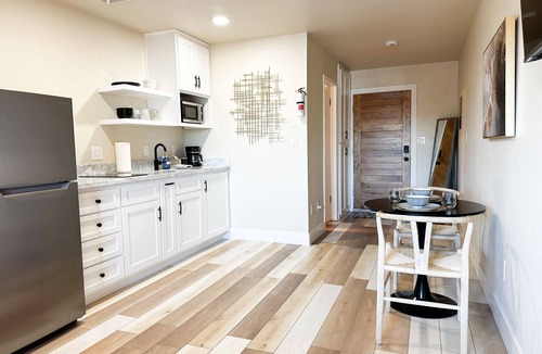 Salida Apartment | Newly updated studio 2 min drive to HWY 99