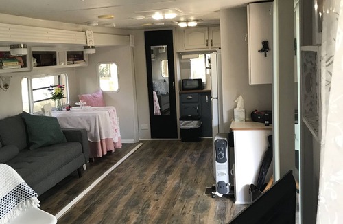 Old Town House | No Cleaning Fee! Cozy 1-bedroom travel camper 5 min. walk to Suwannee river