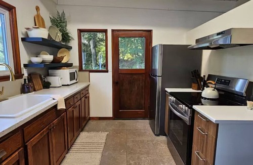 Marblemount House | North Cascades Riverhouse retreat - hot tub, sauna