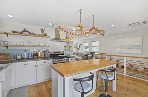 Highlands House | NYC to ZEN - Walk to Beach, Ferry, & Restaurants + Hot Tub, Firepit, & Gym