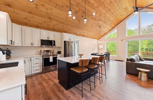 Lansing House | O'Neills Drift - Private Riverfront - Firepit - Fireplace