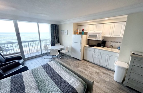 Ortona Park Apartment | Oceanfront Cozy condo w/private balcony, kitchen, pool, fitness center, beach