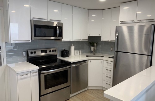Galt Mile Apartment | Oceanfront Studio w/balcony & Private Beach - Walk to shops & Dining