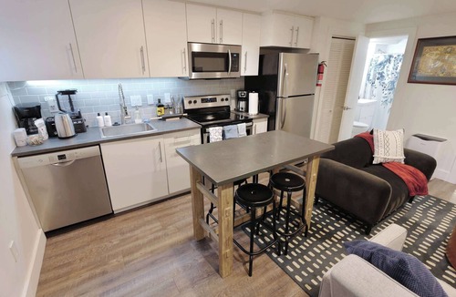 Mount Pleasant Apartment | Over On Oak | Walk 2 Metro + PRIVATE PARKING