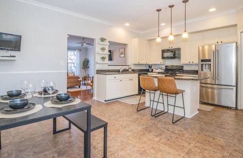 Parole House | Parking! Modern Cozy Home by DTA, Navy Stadium, and AAMC