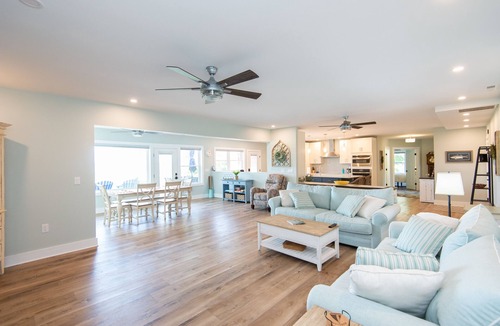 Cambridge House | Peaceful family get away with in ground pool close to town
