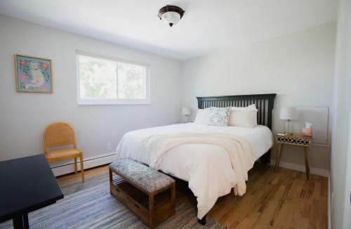 Broomfield House | Peaceful Farmhouse Retreat - Hot Tub - Sleeps 15