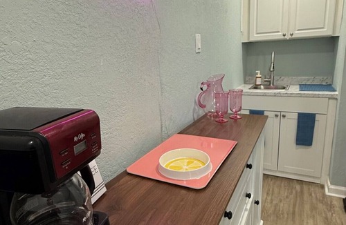 Parsuns To Cocoa Beach House | Penguins on the Beach | Studio Steps to Beach & Downtown w/pool | Unit B