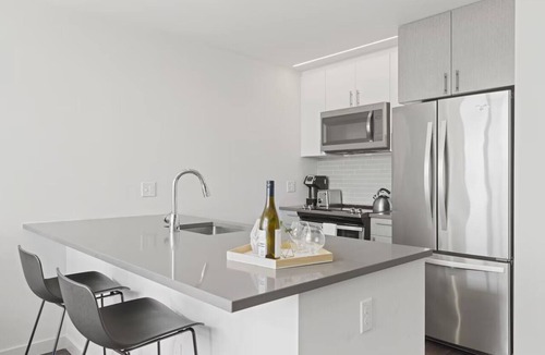 Bluemont Hotel | Perfect DC Getaway | Modern Haven w/Kitchen Near Historic Landmarks & Museums