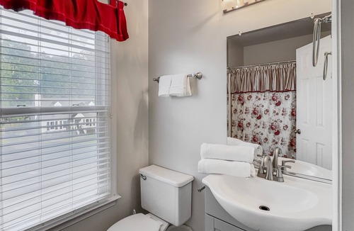 Glen Allen House | Perfect for Extended Stays! Fenced Yard, Pet Friendly!