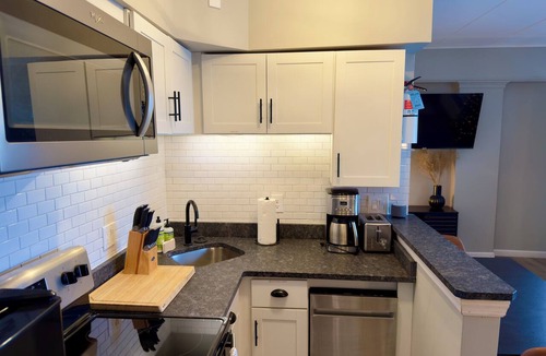 Cape May Condo | Pet-friendly Cape May Beachfront · King Bed