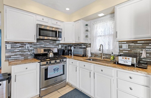 Villas House | Pet friendly home located just 5 houses from the Delaware Bay