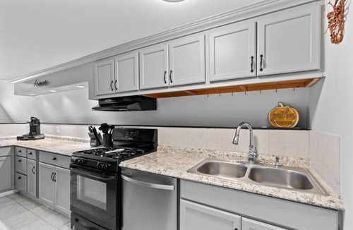 St. Augustine House | Pet-Friendly Home|Screened Deck & Private Big Yard