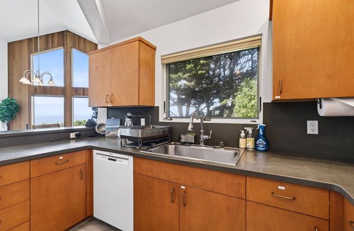 Gualala House | Pet-friendly Oceanfront Retreat w/King Beds & Hot Tub!