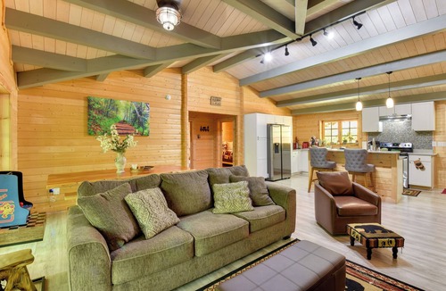 Otto Cabin | Pet-Friendly Otto Mountain Cabin w/Fireplace!