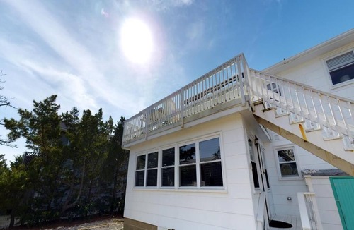 Ship Bottom House | Pet Friendly. WiFi. Beach Badges. Beach Chairs.Deck Smart TV. Outdoor Shower.