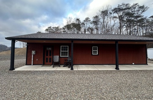 Sunbury Cabin | Pets welcome at this peaceful cabin with a view
