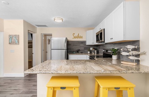Fort Myers Beach Hotel | Pineapple Poolside Suite with Full Kitchen in Sunny Fort Myers Beach